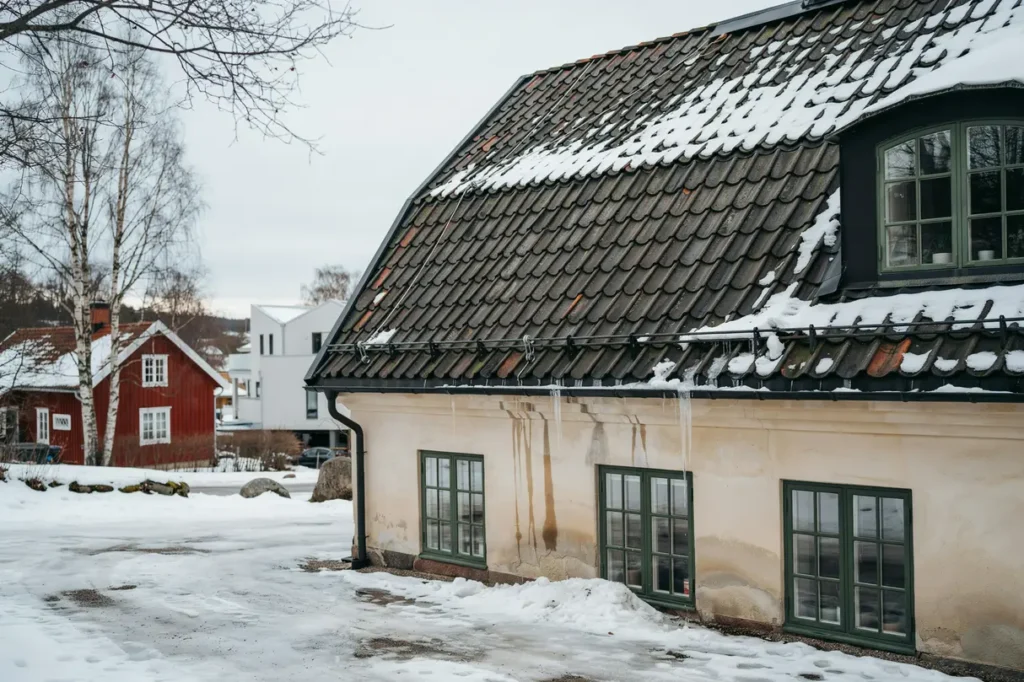 takskottning och sn r jning p tak s minskar du risken f r skador l ckage och farliga ras